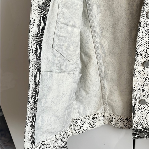 BLANK NYC NWOT Women's Oversized Snake Print Denim Jean Jacket, Size XS - Picture 4 of 10